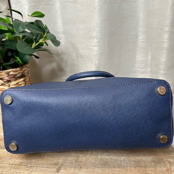 Michael Kors Cindy navy large dome crossbody leather purse with gold hardware - Picture 11 of 17